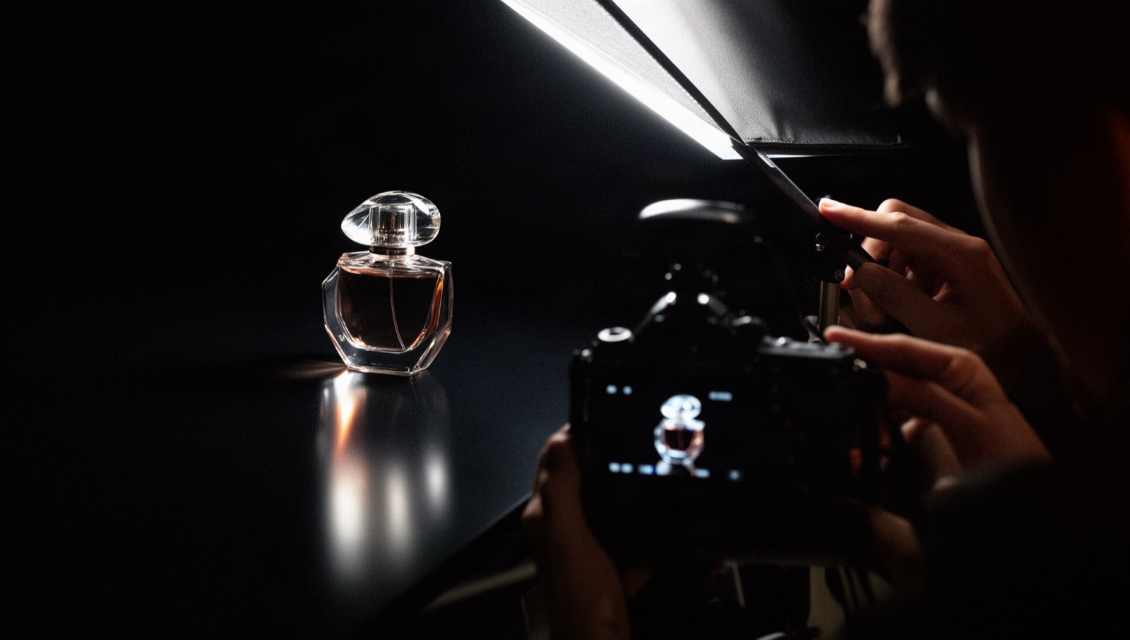 Fotografía de producto de un perfume en estudio negro