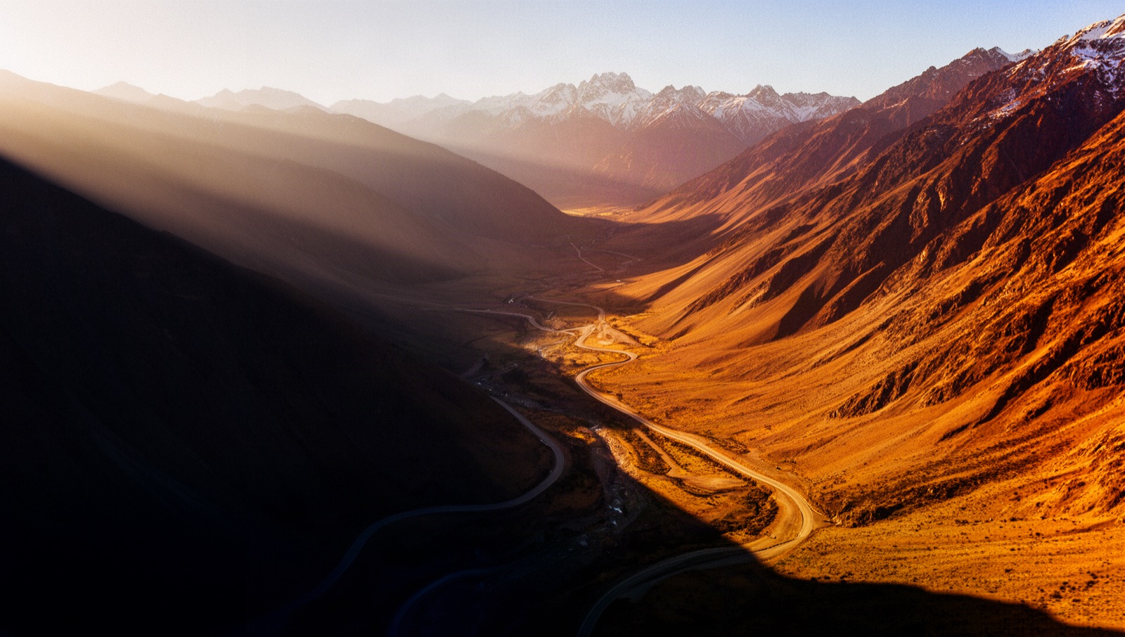 Toma aérea con drone de la cordillera al atardecer