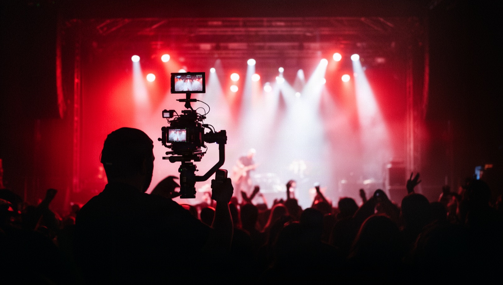 Camarógrafo con gimbal grabando un concierto